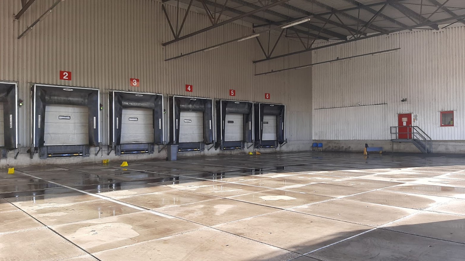 Laad- en losplaats reinigen VOOR