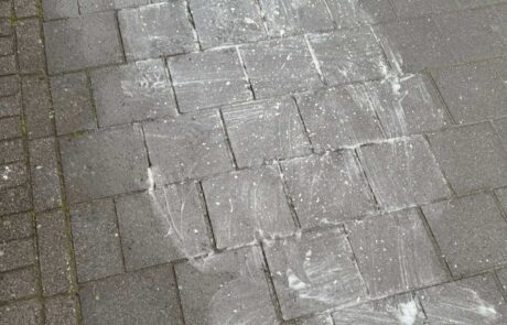 Verfvlekken ingezet met afbijt